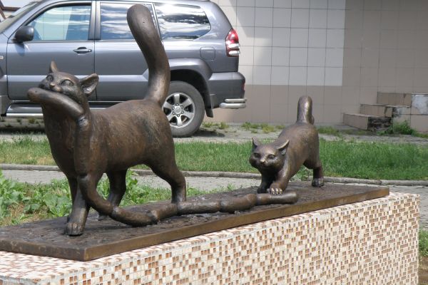 памятник кошки с сосисками.jpg